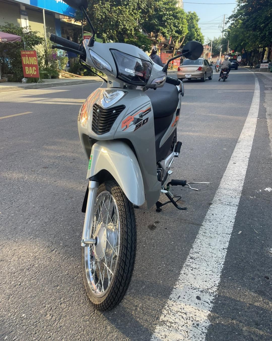 Detech-50cc-Alpha-co-nhung-tien-nghi-va-trang-bi-nao-?