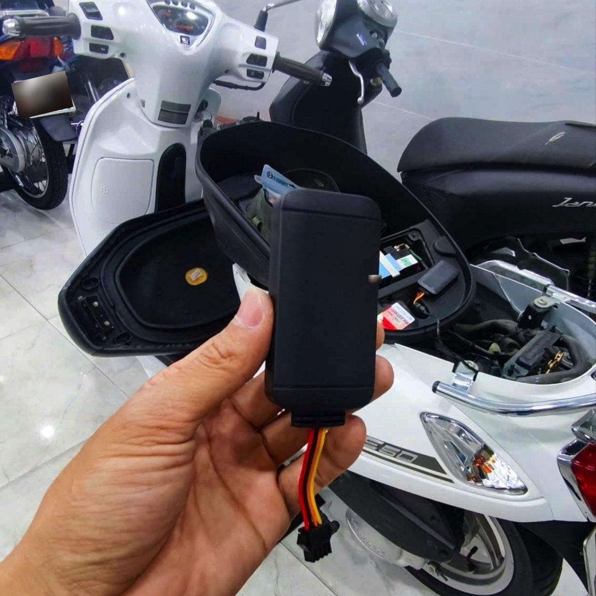 Định vị xe máy 50cc thường được giấu ở đâu?